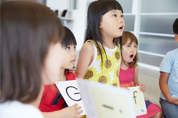 キュリオキッズの教室で歌を歌う子供たち