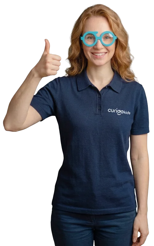 キュリオキッズの青いポロシャツを着た女性が親指を立てるポーズ
