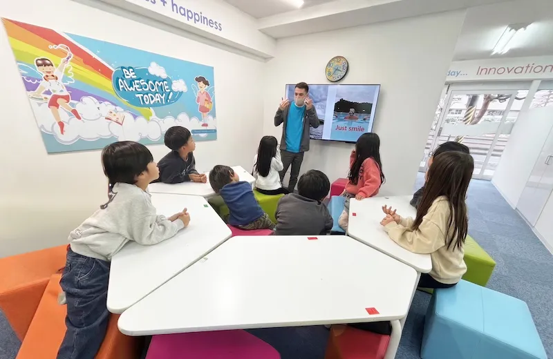 キュリオキッズの教室で子供たちに授業をする外国人講師