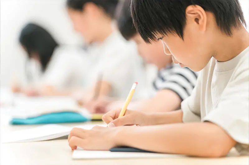 キュリオキッズで集中して勉強する小学生