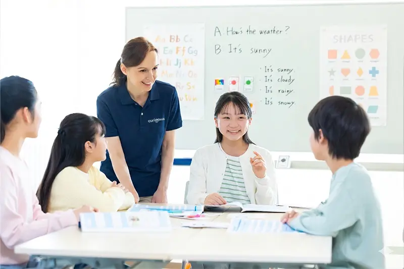キュリオキッズの英語教師が子供たちに英語を教えている教室風景