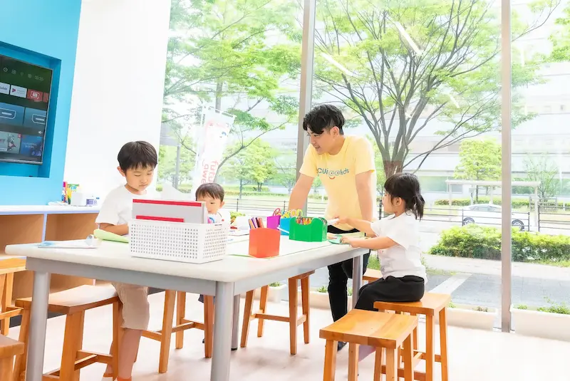 キュリオキッズの先生と子供たちが教室で学習している様子