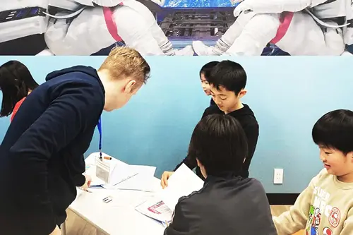 キュリオキッズの外国人講師と日本人講師が指導している様子