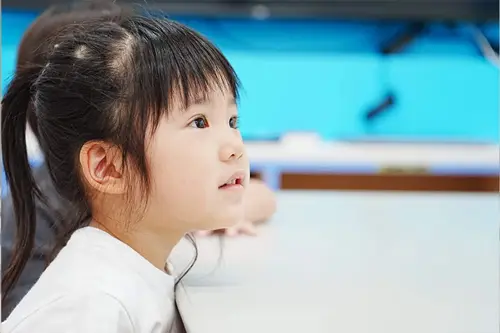 キュリオキッズで笑顔の少女